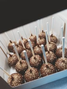 Cake Pops Goldfinger: Vanille mit Vollmilchschokolade und goldenen Sprinkles