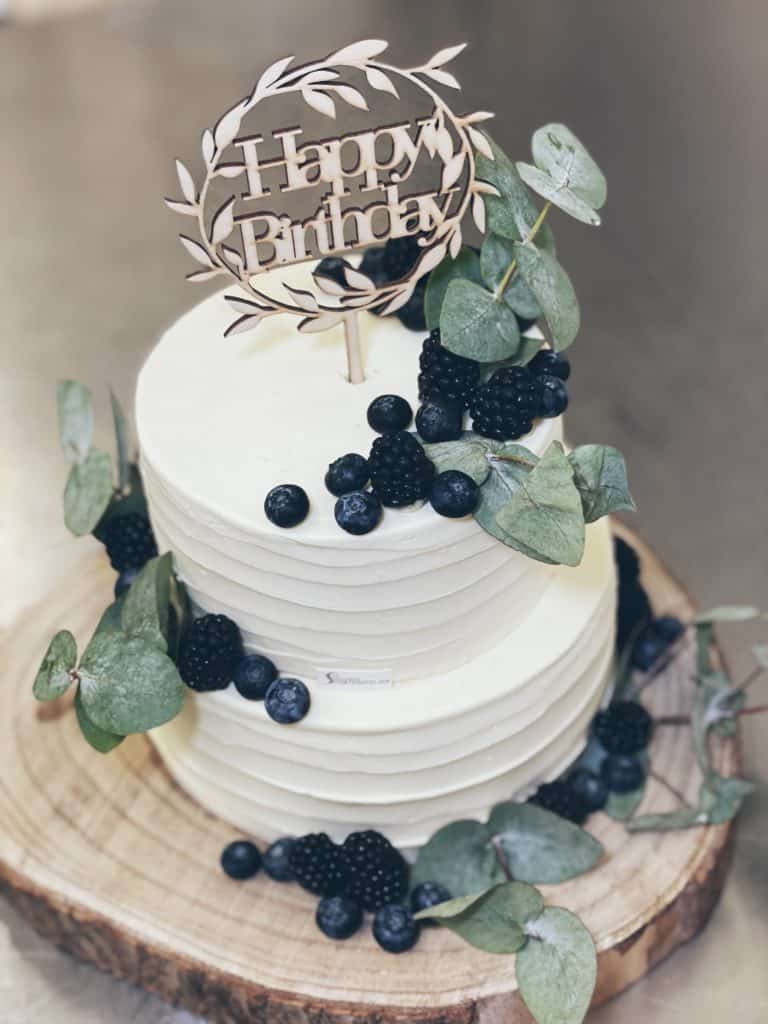 Zweistöckige Torte mit Beeren und Eucalyptus